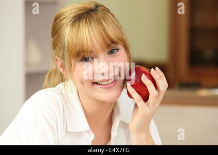 Femme blonde et une pomme Banque D'Images