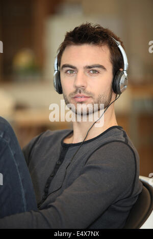 Homme seul avec un casque Banque D'Images