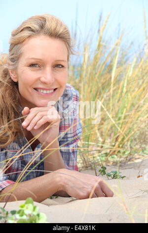 Femme portant sur le sable Banque D'Images