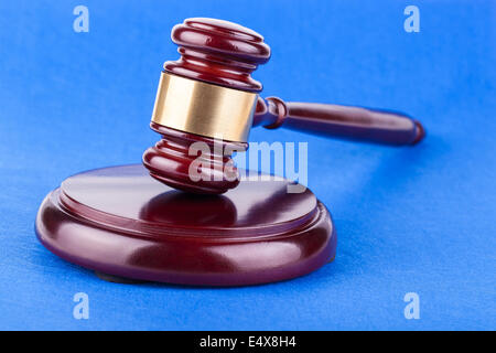 Les juges gavel on blue background Banque D'Images