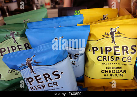 Pipers Crisp Co en vente dans les chips de marque cafe, Angleterre Banque D'Images