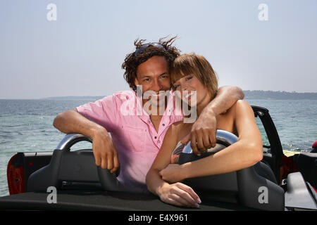 Couple heureux dans une voiture décapotable Banque D'Images