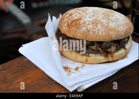 Les saucisses et les oignons dans le burger bun à Bristol, St Paul's street festival, UK Banque D'Images