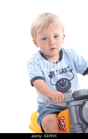 Cute blonde tout-petit sur un jouet bike Banque D'Images