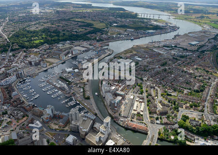 Une vue aérienne à la recherche au sud de Ipswich Town Centre, vers le pont d'Orwell Banque D'Images