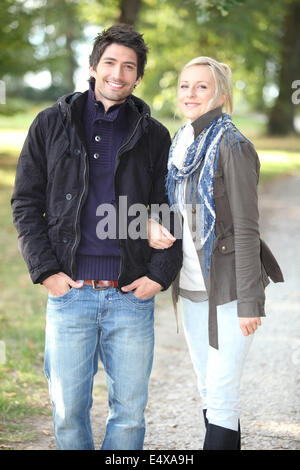 Couple en train de marcher dans le parc Banque D'Images