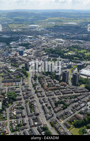 Une vue aérienne de Rochdale dans Greater Manchester montrant les Pennines dans la distance Banque D'Images