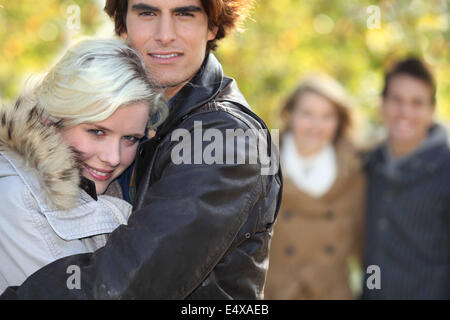 Deux couple walking in park Banque D'Images