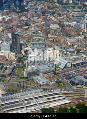 Le centre-ville de Sheffield à partir de l'air, juillet 2014, dans le sud du Yorkshire, dans le Nord de l'Angleterre, Royaume-Uni Banque D'Images