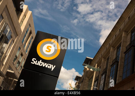 Strathclyde Passenger Transport 'PT' Subway sign, Buchanan Street, Glasgow, Ecosse. Ciel clair, nuages. Banque D'Images