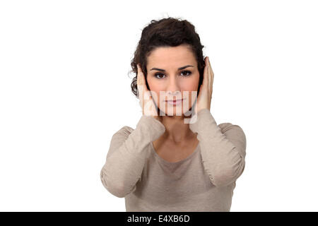 Woman covering her ears Banque D'Images