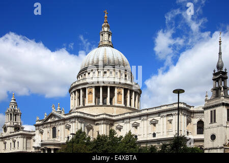 La Cathédrale St Paul à Londres, Angleterre, Royaume-Uni, construite après le Grand Incendie de Londres de 1666 Banque D'Images