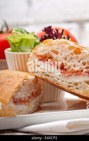 Panini ciabatta sandwich avec jambon de parme et tomates Banque D'Images