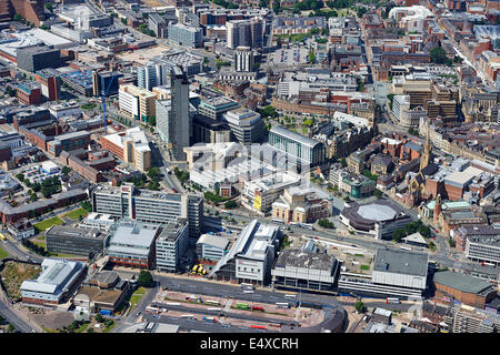 Le centre-ville de Sheffield à partir de l'air, juillet 2014, dans le sud du Yorkshire, dans le Nord de l'Angleterre, Royaume-Uni Banque D'Images