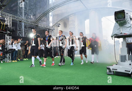 Document - de l'Allemagne gardien de but Manuel NEUER (L-R), Kevin Grosskreutz, Matthias GINTER, Julian DRAXLER, Benedikt HOEWEDES et Bastian SCHWEINSTEIGER célébrer avec le trophée de la Coupe du monde lors de la Coupe du monde de travail à la porte de Brandebourg après l'Allemagne de l'équipe est arrivé en Allemagne à Berlin, Allemagne, 15 juillet 2014. L'équipe allemande a remporté le Brésil 2014 finale de la Coupe du Monde de soccer de la FIFA contre l'Argentine par 1-0 le 13 juillet 2014, remportant le titre de Coupe du monde pour la quatrième fois après 1954, 1974 et 1990. Photo : Markus Gilliar/GES/DFB/dpa (ATTENTION : Utiliser uniquement rédactionnel et crédit obligatoire "Photo : Markus Gilli Banque D'Images