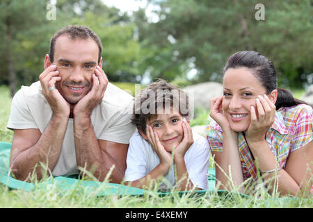 Un couple et leur fils dans le parc Banque D'Images