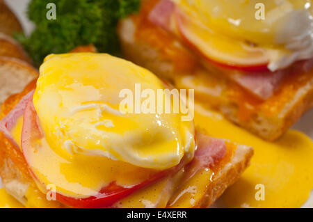 Les oeufs bénédicte sur du pain à la tomate et au jambon Banque D'Images