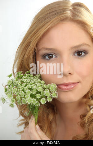 Portrait of a young woman holding Flowers Banque D'Images