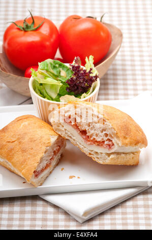 Panini ciabatta sandwich avec jambon de parme et tomates Banque D'Images