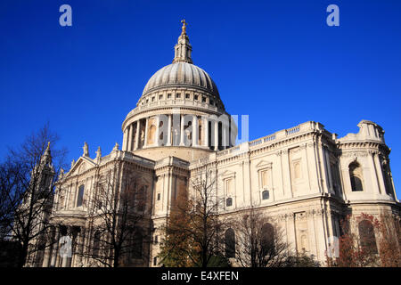 La Cathédrale St Paul à Londres, UK, construite après le Grand Incendie de Londres de 1666, est le chef d'oeuvre de Christopher Wren Banque D'Images