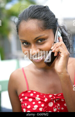 Heureux femme parlant au téléphone Banque D'Images