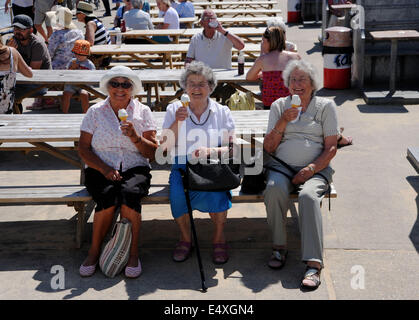 Southwold, Suffolk, UK. 17 juillet, 2014. Météo de la crème glacée pour ces dames comme ils profiter du soleil sur la mer de Southwold quand la température atteint les 20s centigrades tout au long de la Grande-Bretagne aujourd'hui Crédit : Simon Dack/Alamy Live News Banque D'Images