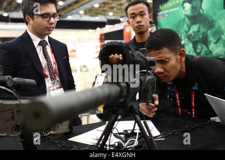 Manila, Philippines. 17 juillet, 2014. Membre de l'Armée de l'Air Philippine ressemble à un fusil de sniper au cours de la défense et de la sécurité asiatique (ADAS) 2014 Exposition à Pasay City, Philippines, le 17 juillet 2014. Plus de 80 délégués provenant de divers pays et régions participent à l'ADAS 2014 du 16 juillet au 18 juillet. Credit : Rouelle Umali/Xinhua/Alamy Live News Banque D'Images