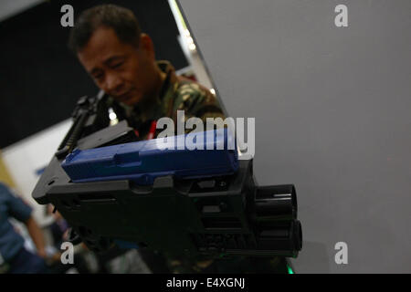 Manila, Philippines. 17 juillet, 2014. Membre de l'Armée de l'Air Philippine ressemble à un fusil spécial au cours de la défense et de la sécurité asiatique (ADAS) 2014 Exposition à Pasay City, Philippines, le 17 juillet 2014. Plus de 80 délégués provenant de divers pays et régions participent à l'ADAS 2014 du 16 juillet au 18 juillet. Credit : Rouelle Umali/Xinhua/Alamy Live News Banque D'Images