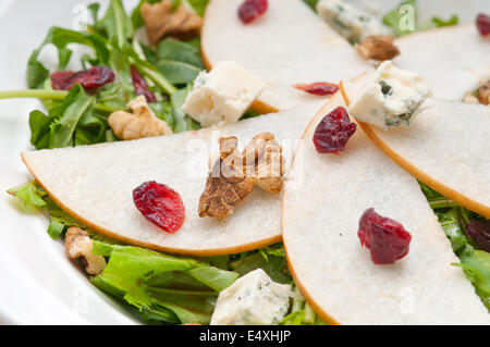 Les poires fraîches roquette salade de fromage gorgonzola Banque D'Images