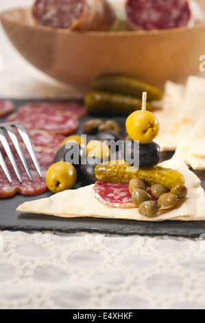 Plateau de coupe à froid avec du pain pita et marinades Banque D'Images