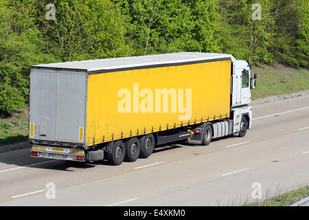 Un camion articulé étrangers qui se déplacent le long de l'autoroute M20 dans le Kent, Angleterre Banque D'Images