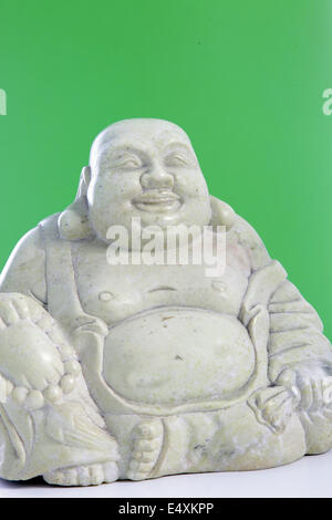 Un buddha figurine sur fond vert Banque D'Images