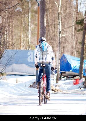 Personne faire de la bicyclette, sur la neige Banque D'Images