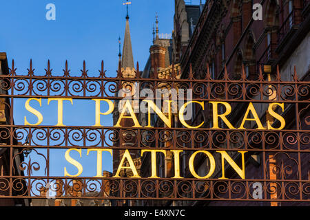 St Pancras sign - Londres Banque D'Images