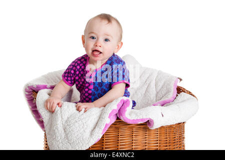 Baby Girl Sitting dans le panier. Banque D'Images