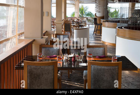 Table et chaises dans un café vide Banque D'Images