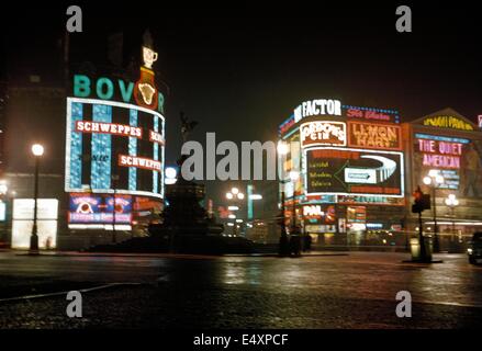 Piccadilly Circus par nuit, 1958. Banque D'Images