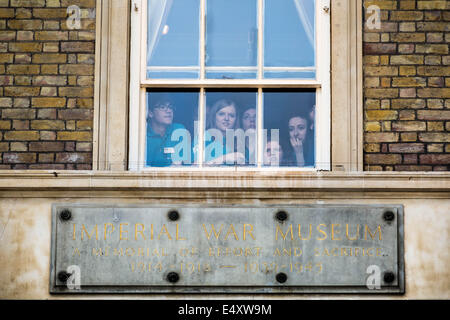 Les clients arrivent pour l'ouverture de l'Imperial War Museum, récemment restauré, à Londres, au Royaume-Uni. Banque D'Images