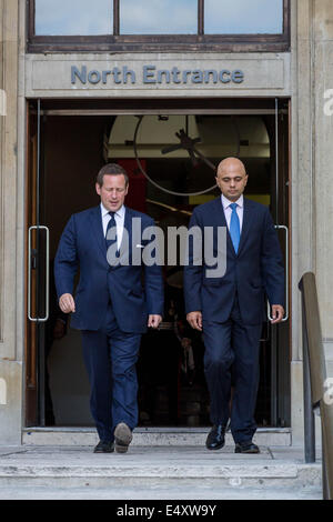 Les clients arrivent pour l'ouverture de l'Imperial War Museum, récemment restauré, à Londres, au Royaume-Uni. Banque D'Images