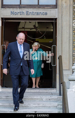 Les clients arrivent pour l'ouverture de l'Imperial War Museum, récemment restauré, à Londres, au Royaume-Uni. Banque D'Images