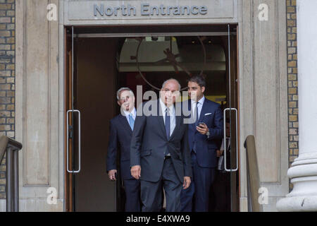 Les clients arrivent pour l'ouverture de l'Imperial War Museum, récemment restauré, à Londres, au Royaume-Uni. Banque D'Images