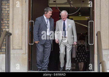 Les clients arrivent pour l'ouverture de l'Imperial War Museum, récemment restauré, à Londres, au Royaume-Uni. Banque D'Images