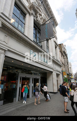 UK, Londres : Primark est représenté sur Oxford Street au centre de Londres le 17 juillet 2014. Banque D'Images