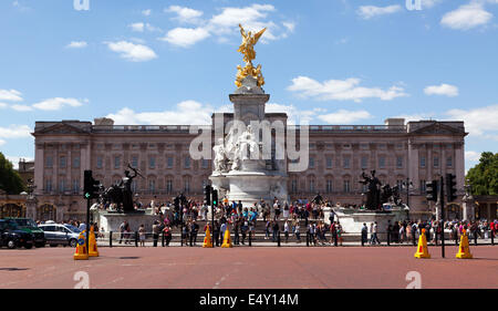 Une vue sur le Victoria Memorial et le palais de Buckingham, au sommet de la Mall, au centre de Londres. Banque D'Images