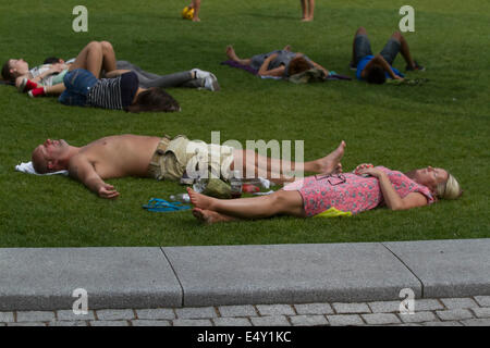 London UK. 17 juillet 2014. Les membres du public dans le temps chaud, malgré les avertissements de canicule sur la journée la plus chaude jusqu'à présent que les températures devraient augmenter à 30 degrés celcius Credit : amer ghazzal/Alamy Live News Banque D'Images