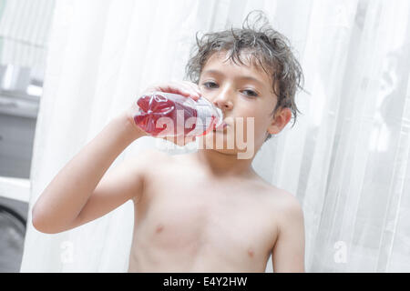 Kid holding bouteille plastique Banque D'Images