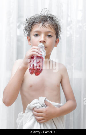 Kid holding bouteille plastique Banque D'Images