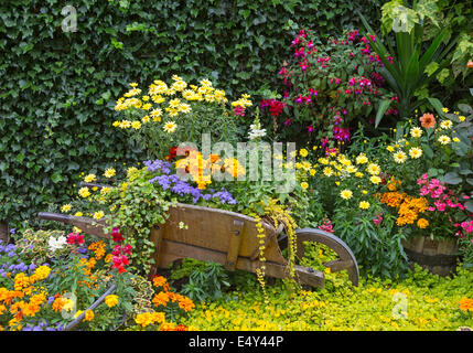 Détail du jardin y compris une brouette dans le jardin public à Pollok House, Glasgow, Glasgow, Écosse, Royaume-Uni Banque D'Images