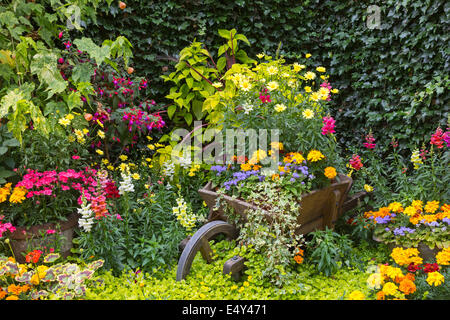 Détail du jardin y compris une brouette dans le jardin public à Pollok House, Glasgow, Glasgow, Écosse, Royaume-Uni Banque D'Images