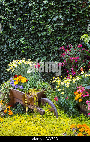 Détail du jardin y compris une brouette dans le jardin public à Pollok House, Glasgow, Glasgow, Écosse, Royaume-Uni Banque D'Images